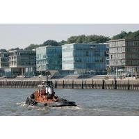 627_0009 Schlepper auf der Elbe vor Hamburg Neumühlen - Bürogebäude. | 